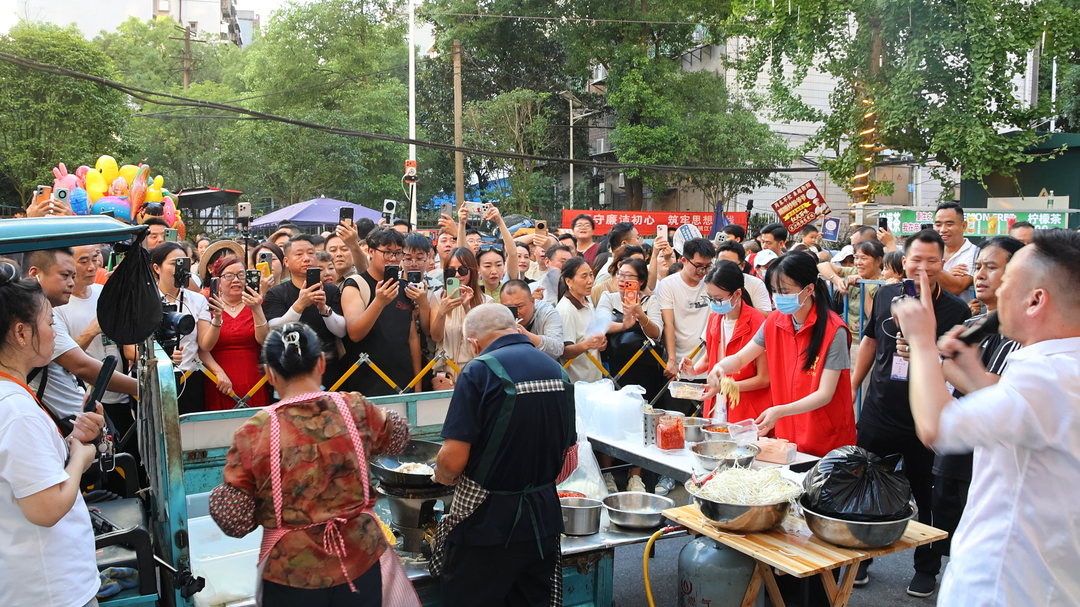 “碎步”炒粉引爆客流 我县“五免”福利激发消费活力