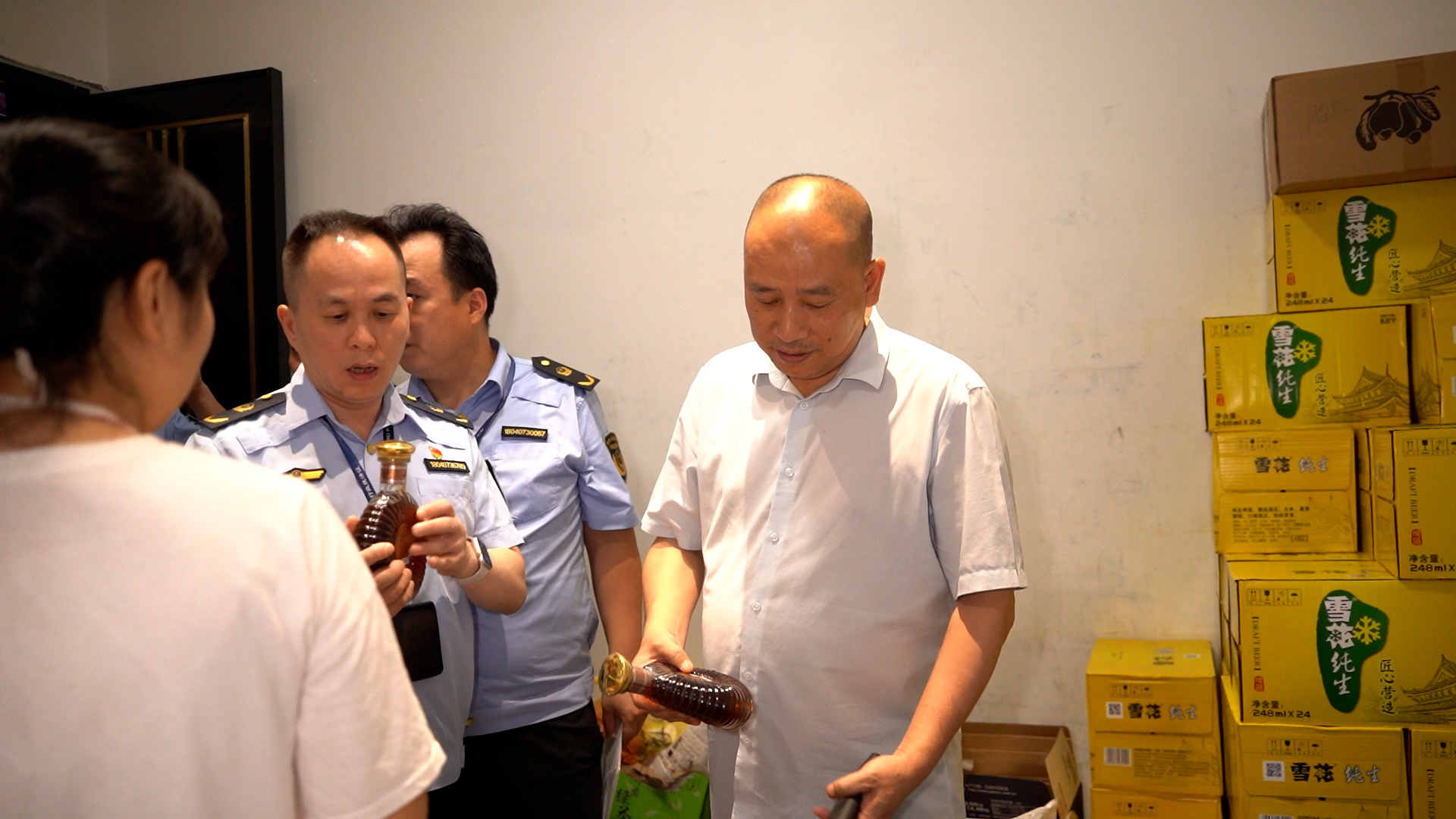 县市场监督管理局：夜间专项检查强监管 全力守护未成年人健康成长
