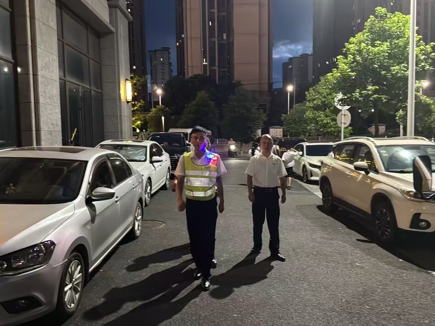 县住建局：夜间巡逻护平安 小区值守暖民心