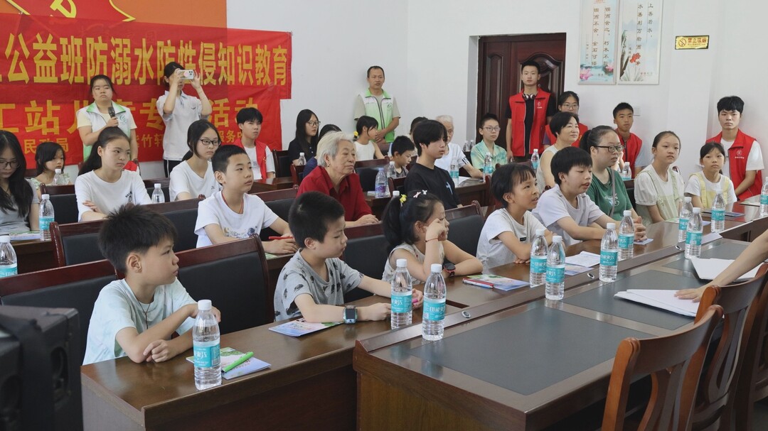 西渡镇：托管服务解民忧 缤纷暑假伴童行