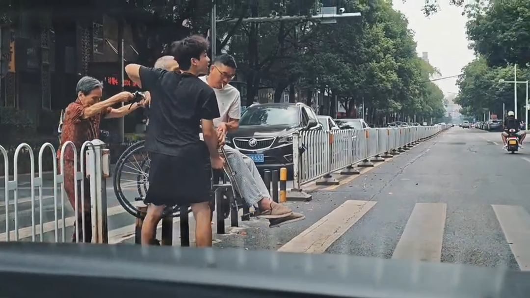 老人街头通行遇困 热心路人合力相助