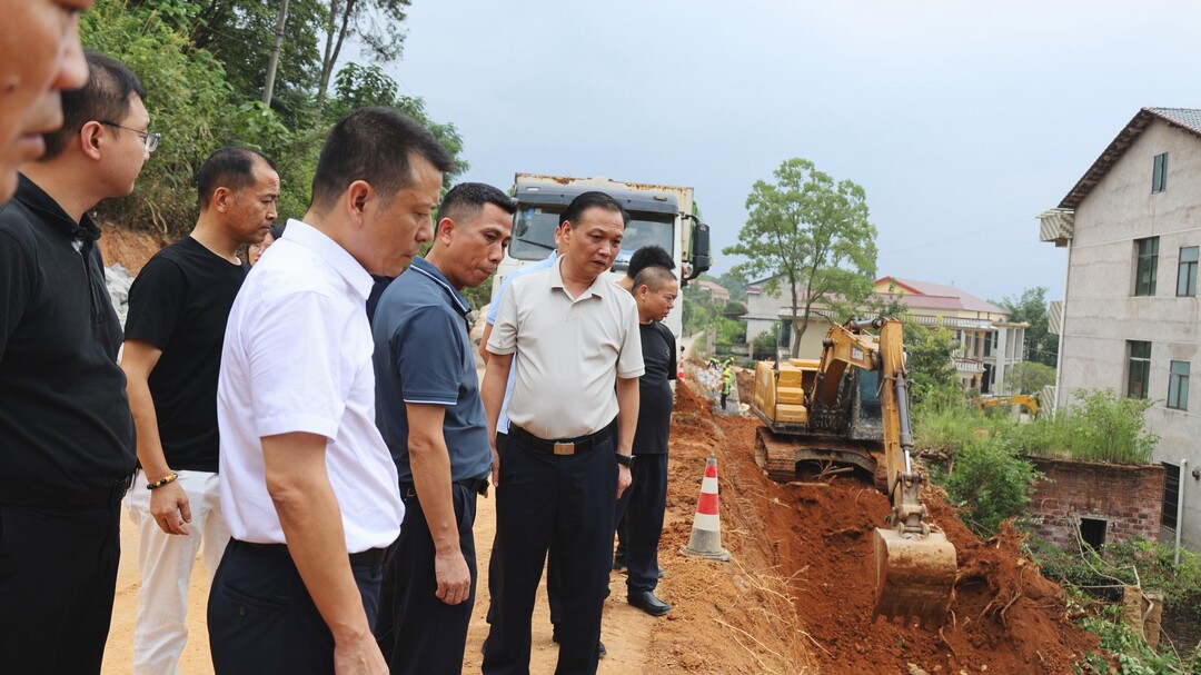 杨峰调研S219公路项目及岣嵝峰景区建设工作