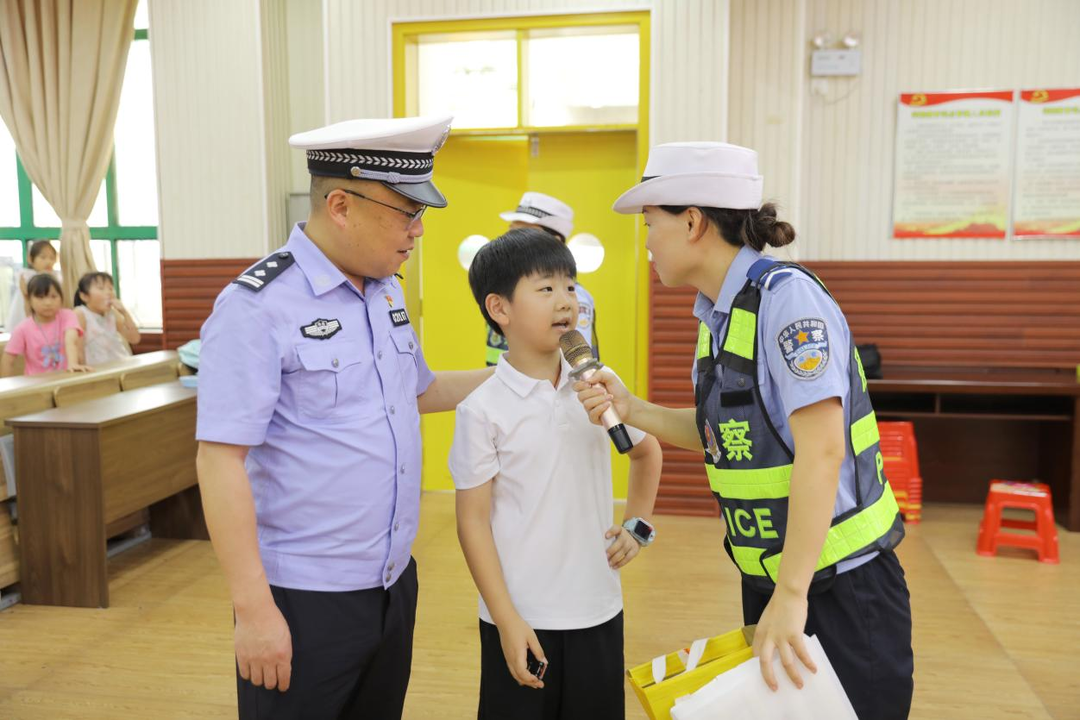 “叔叔，过马路不能玩手机！”交警在衡阳县元培学校被“抓现场”