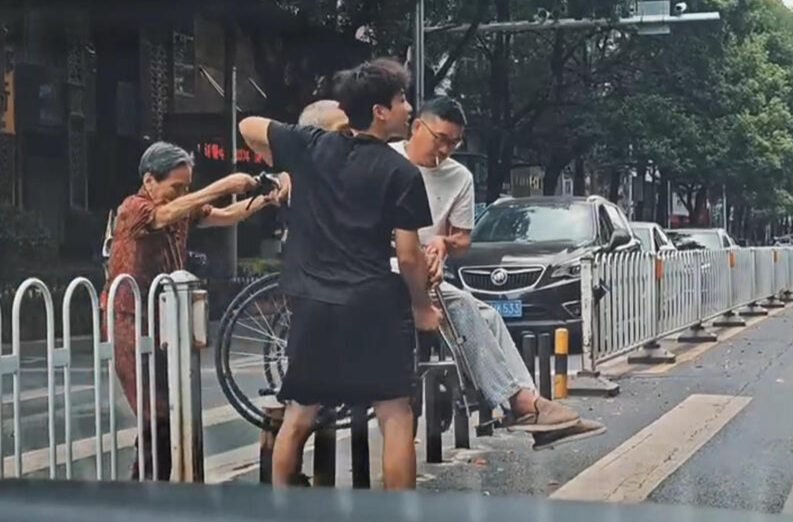 陌路相逢伸援手 凡人善举暖街头